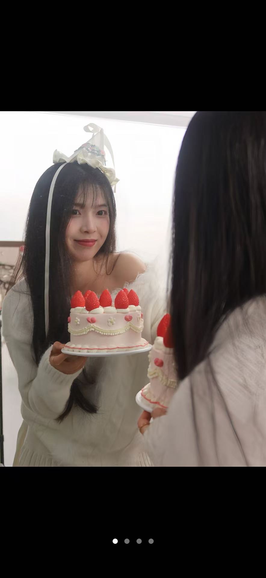 节日装饰场景，红色背景，悬挂着多个红色灯笼和金色装饰品，营造浓厚的节日氛围